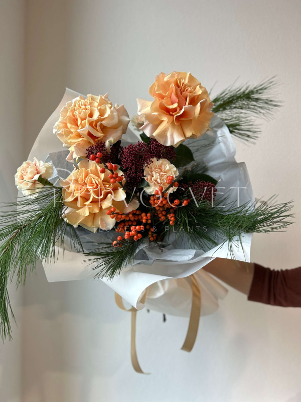 Садовый букет #40 с ягодами Илекса и французской розой