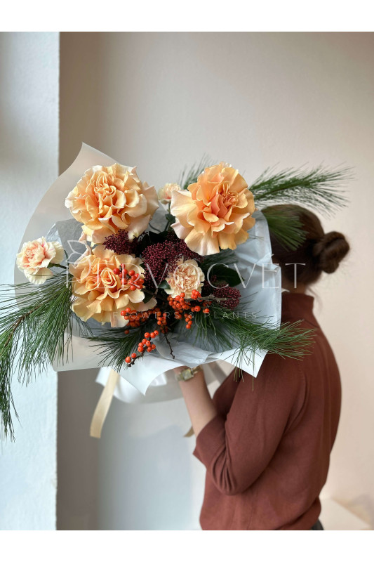 Садовый букет #40 с ягодами Илекса и французской розой