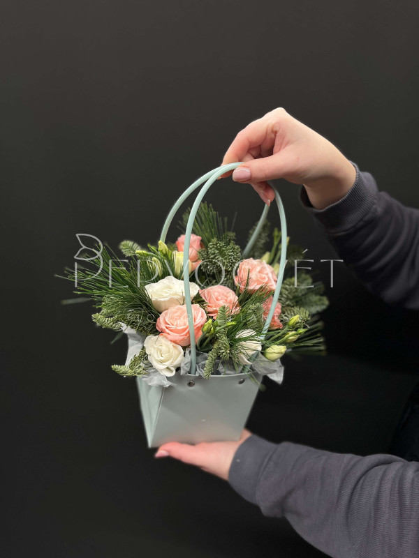 Новогодняя композиция #10 с кустовой розой