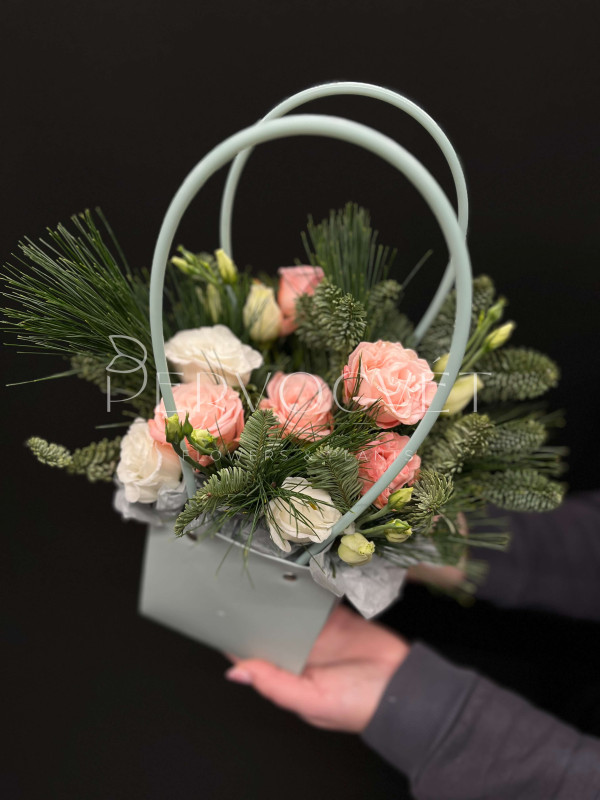 Новогодняя композиция #10 с кустовой розой