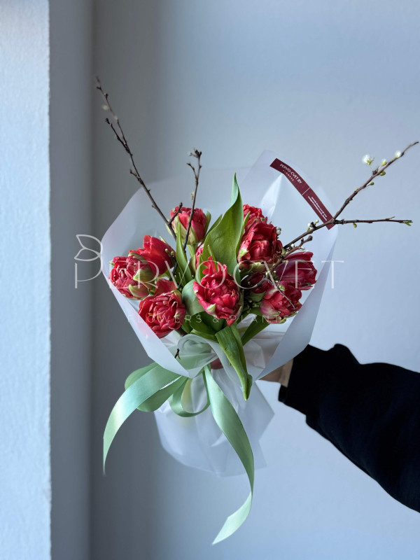 Букет #155 из красных пионовидных тюльпанов