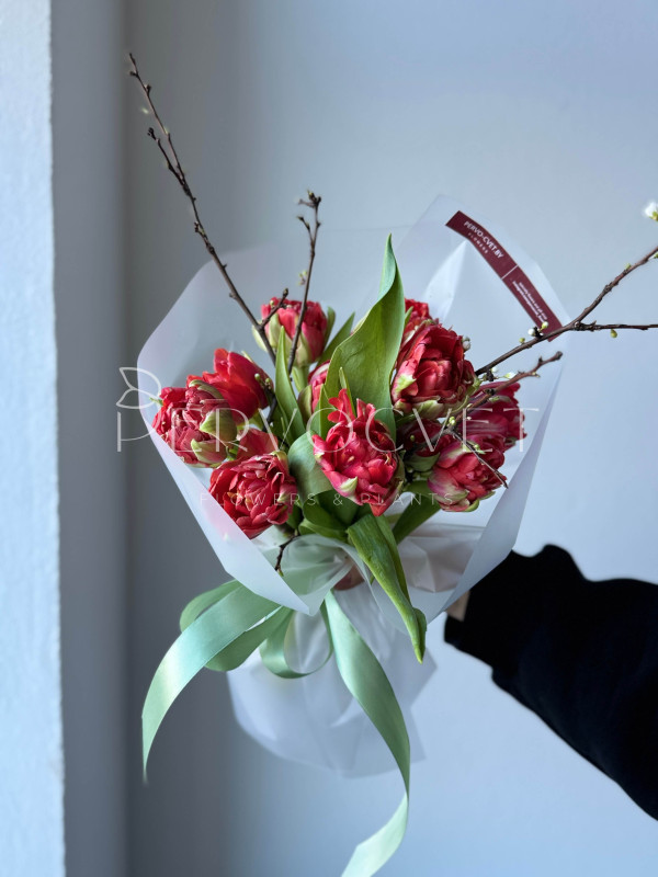 Букет #155 из красных пионовидных тюльпанов