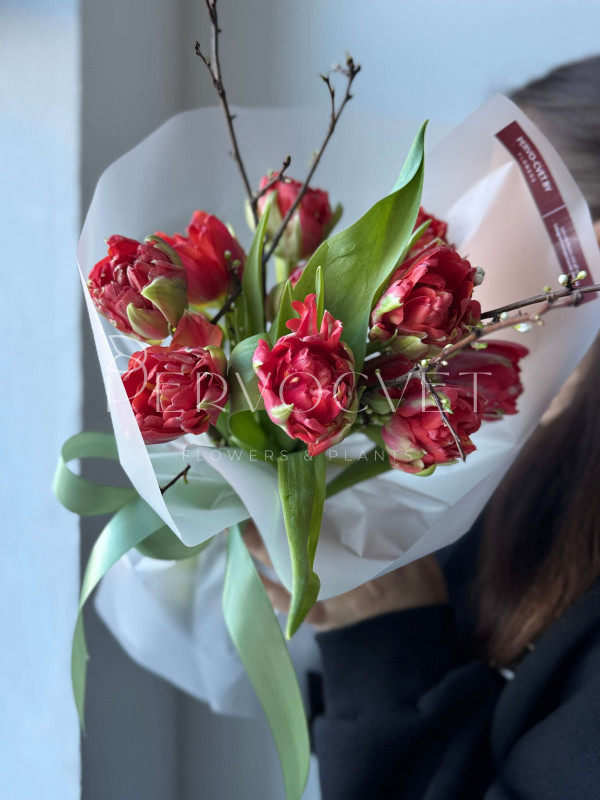 Букет #155 из красных пионовидных тюльпанов
