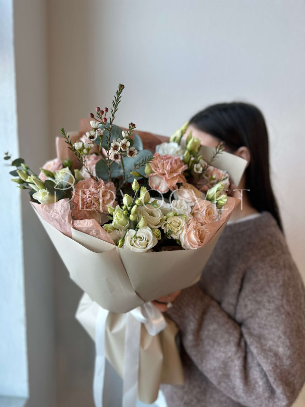 Букет #135 с диантусом и эустомой